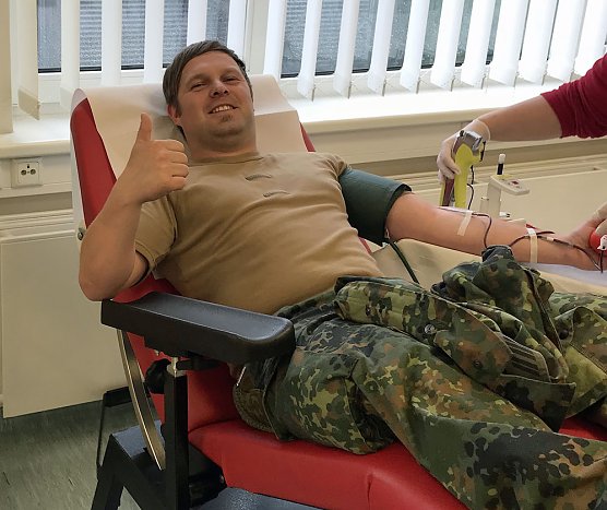 Spende an hilfsbed&uuml;rftige Kinder (Foto: Bw, Christian Roghan)