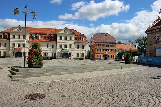 Markt und Sitzb&auml;nke (Foto: Karl-Heinz Herrmann)