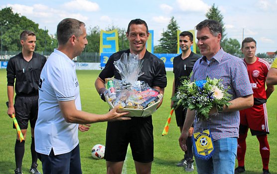 Spieler und Schiedsrichter verabschiedet (Foto: Karl-Heinz Herrmann)