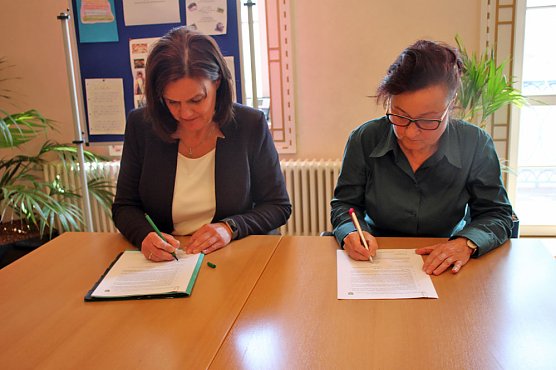 Verkehrsvertrag unterzeichnet (Foto: Karl-Heinz Herrmann)