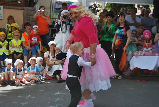 Tolle Stimmung zum  Stra&szlig;enfest (Foto: Kindervilla)