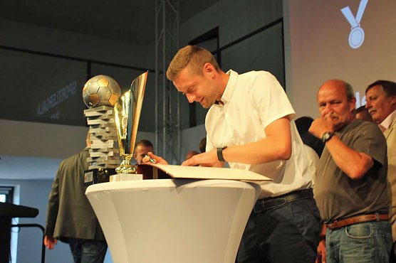 Fu&szlig;baller geehrt (Foto: Karl-Heinz Herrmann)