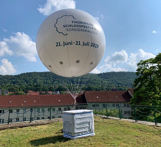 Riesenballon wirbt f&uuml;r die Schlossfestspiele (Foto: Plakate 2000)