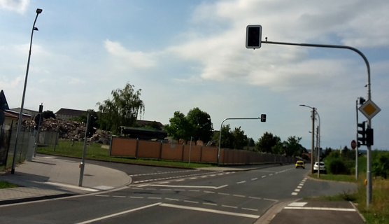 Fu&szlig;g&auml;ngerampel jetzt in Betrieb (Foto: Karl-Heinz Herrmann)