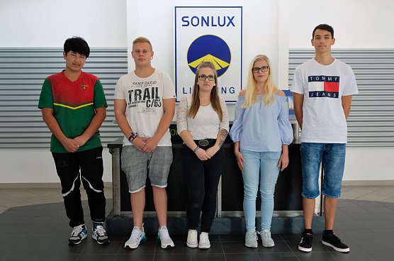 F&uuml;nf neue Auszubildende (Foto: Sonlux)