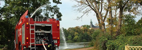 Schnelle und unkomplizierte Hilfe f&uuml;r den Parkteich (Foto: Karl-Heinz Herrmann)