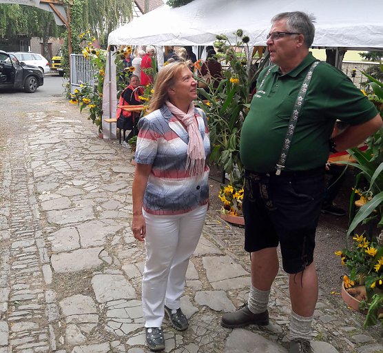 R&auml;dergro&szlig;e Backbleche zum Erntedankfest in Niederspier (Foto: privat)