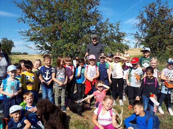 Den Wald mit allen Sinnen entdecken (Foto: GS Hohenebra)