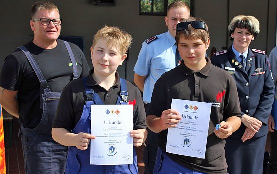 Feuerwehrleute feierten (Foto: Karl-Heinz Herrmann)