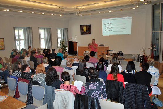 Frankenh&auml;user Erzieherinnen miteinander im Gespr&auml;ch (Foto: Kindervilla)