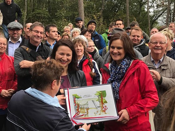 Feierliche Einweihung der H&auml;ngeseilbr&uuml;cke im B&auml;rental in der Hohen Schrecke (Foto: Regionalmanagement Hohe Schrecke c/o IPU GmbH und Landratsamt Kyffh&auml;userkreis.)