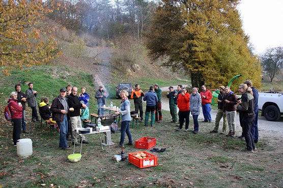 Arbeitseinsatz Nähe der Barbarossahöhle (Foto: Natura2000) Arbeitseinsatz Nähe der Barbarossahöhle (Foto: Natura2000)
