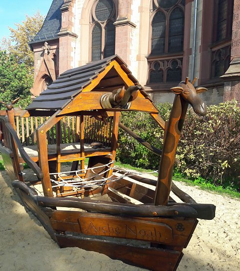 Möbel auf Rädern für die Rehe (Foto: Ingo Linsel) Möbel auf Rädern für die Rehe (Foto: Ingo Linsel)