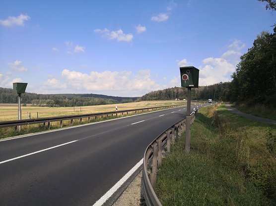 Stationäre Blitzer B4 zwischen Sondershausen und Oberspier (Foto: Stefan Schard) Stationäre Blitzer B4 zwischen Sondershausen und Oberspier (Foto: Stefan Schard)