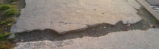 Gehwege und Stra&szlig;en in der Kritik (Foto: Karl-Heinz Herrmann)