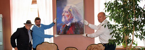 Liszt-Portrait &uuml;bergeben (Foto: Karl-Heinz Herrmann)