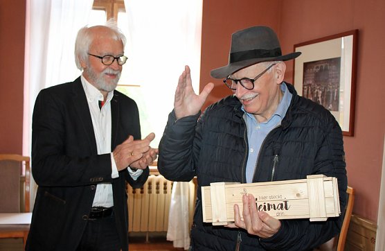 Liszt-Portrait &uuml;bergeben (Foto: Karl-Heinz Herrmann)
