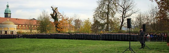 Vereidigung im Zeichen des 64. Jahrestags (Foto: Karl-Heinz Herrmann)