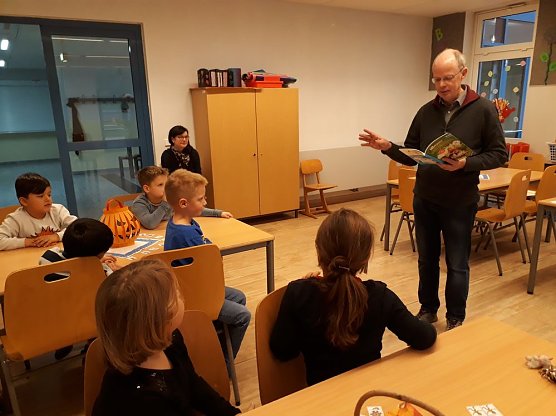 Vorlesetag an der GS Östertal (Foto: Östertalschule) Vorlesetag an der GS Östertal (Foto: Östertalschule)