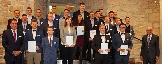 Absolventen f&uuml;r ausgezeichnete   Ausbildungsergebnisse geehrt (Foto: Karl-Heinz Herrmann)