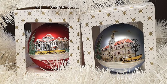 Weihnachtskugeln im Angebot (Foto: Rose)