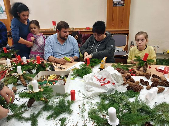 Einstimmen auf den 1. Advent. (Foto: Gruppe Kontakt) Einstimmen auf den 1. Advent. (Foto: Gruppe Kontakt)
