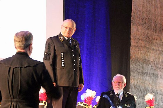 Zwei Mal Ehrenarschleder verliehen (Foto: Karl-Heinz Herrmann)