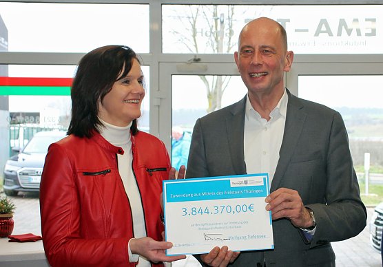 Minister Tiefensee übergibt Zuwendungsbescheid Breitband (Foto: Karl-Heinz Herrmann) Minister Tiefensee übergibt Zuwendungsbescheid Breitband (Foto: Karl-Heinz Herrmann)