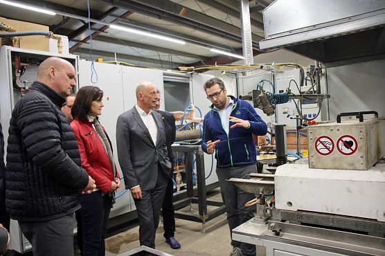 Minister Tiefensee übergibt Zuwendungsbescheid Breitband (Foto: Karl-Heinz Herrmann) Minister Tiefensee übergibt Zuwendungsbescheid Breitband (Foto: Karl-Heinz Herrmann)