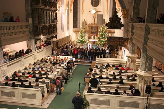 Kinder bringen Licht ins Dunkel (Foto: Karl-Heinz Herrmann) Kinder bringen Licht ins Dunkel (Foto: Karl-Heinz Herrmann)