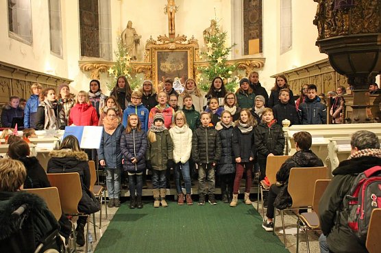 Kinder bringen Licht ins Dunkel (Foto: Karl-Heinz Herrmann) Kinder bringen Licht ins Dunkel (Foto: Karl-Heinz Herrmann)