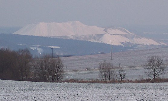 Kaliabraumhalde vom Schacht Sondershausen aus Sicht zwischen Wernrode und Wolkramshausen  (Foto: Karsten Schr&ouml;ter)