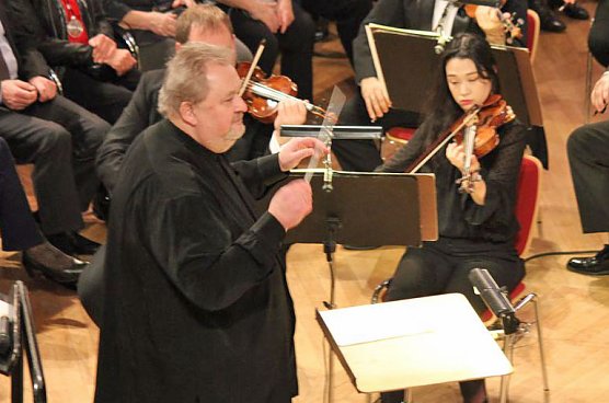 Beschwingt ins neue Jahr (Foto: Karl-Heinz Herrmann) Beschwingt ins neue Jahr (Foto: Karl-Heinz Herrmann)