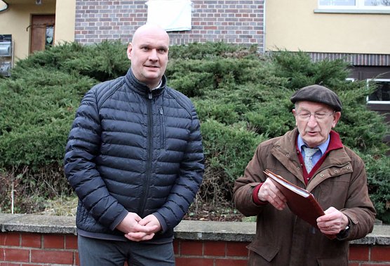 Gedenktafel wurde enth&uuml;llt (Foto: Karl-Heinz Herrmann)