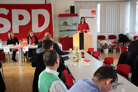 Vom SPD Kyffh&auml;userkreis berichtet (Foto: Karl-Heinz Herrmann)