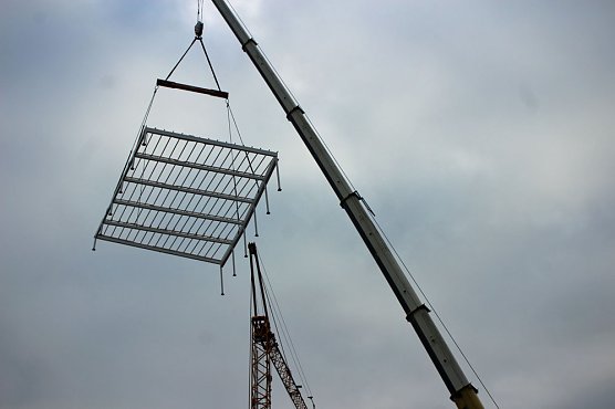 Dachger&uuml;st wird aufgesetzt (Foto: Karl-Heinz Herrmann)