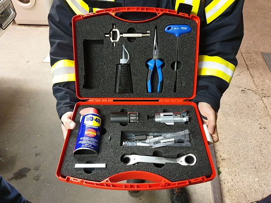 T&uuml;r&ouml;ffnungskoffer &uuml;bergeben (Foto: FFW Bebra)