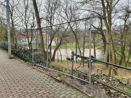 Bauzaun, Alkoholverbot und mehr (Foto: Karl-Heinz Herrmann)