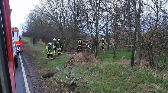 Auto überschlägt sich - Fahrerin verletzt (Foto: Silvio Dietzel) Auto überschlägt sich - Fahrerin verletzt (Foto: Silvio Dietzel)