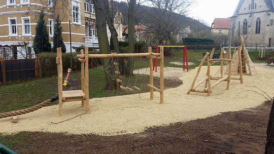 Erneuerung Spielplatz an Elisabeth-Kirche in Sondershausen (Foto: Thomas Leipold) Erneuerung Spielplatz an Elisabeth-Kirche in Sondershausen (Foto: Thomas Leipold)