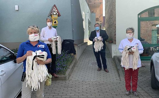 Weitere Masken &uuml;bergeben (Foto: Theater Nordhausen)
