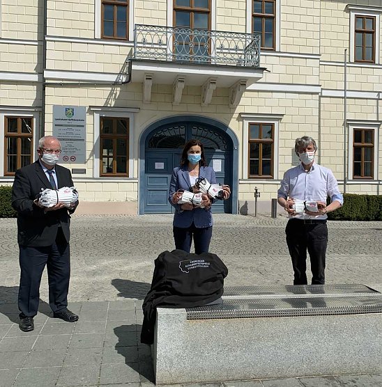 Weitere Masken &uuml;bergeben (Foto: Theater Nordhausen)