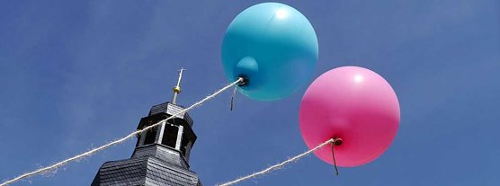 Luftballons mit Segensgr&uuml;&szlig;e (Foto: Christiane Wiesemann)