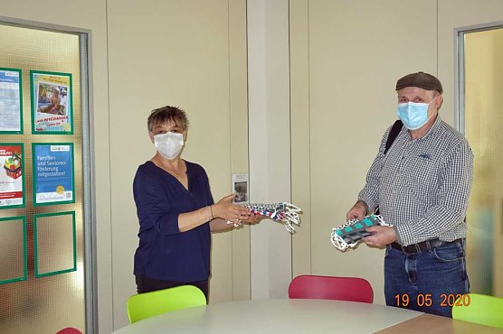 Masken &uuml;bergeben (Foto: Haus Jona)