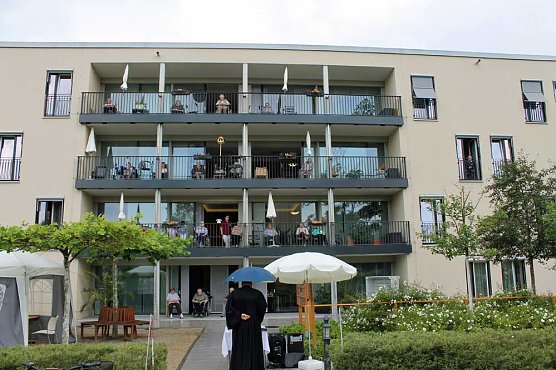 Freiluft Andacht (Foto: AWO-Seniorenresedenz)