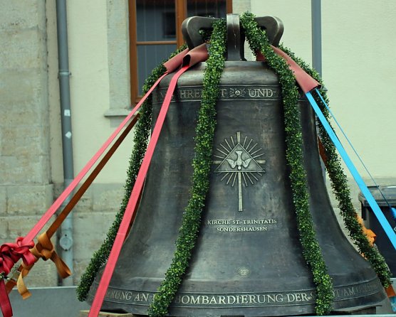 Zwei neue Bronzeglocken werden eingebaut (Foto: Karl-Heinz Herrmann)