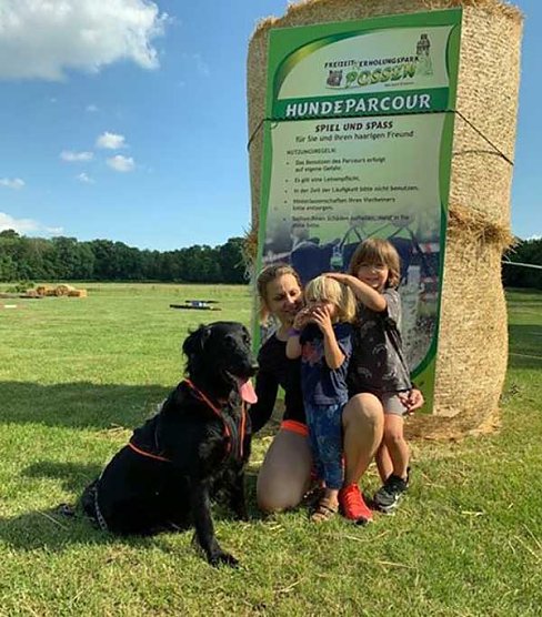 Strohspielplatz mit Wolf und Hase (Foto: privat)