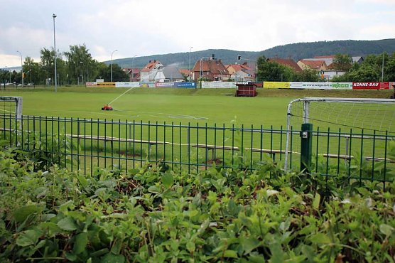Rasenpl&auml;tze werden gepflegt (Foto: Karl-Heinz Herrmann)