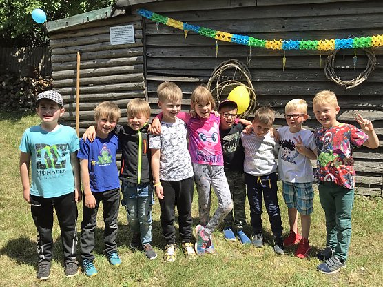 Mit Ritterschlag und Damhirsch Karl � (Foto: Kindervilla)