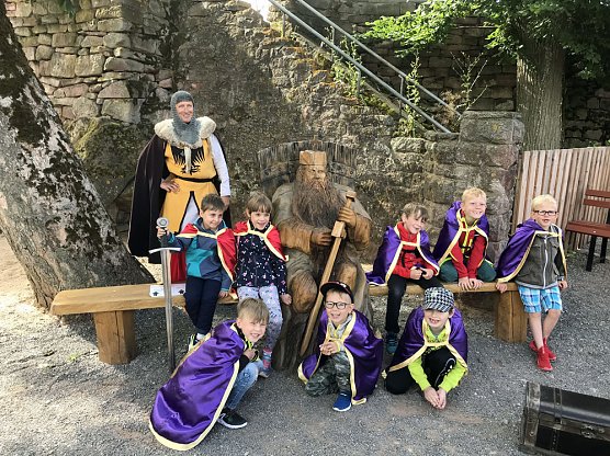 Mit Ritterschlag und Damhirsch Karl � (Foto: Kindervilla)